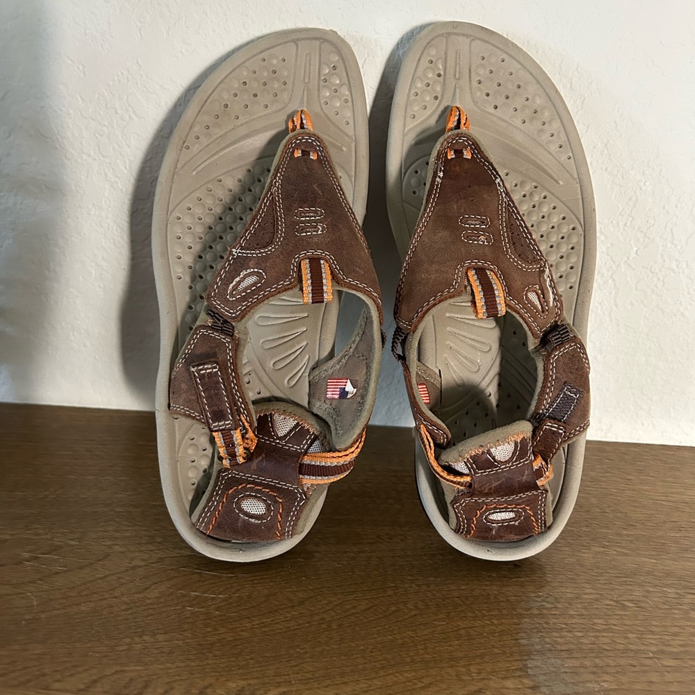 Earth flip flops with Velcro back strap leather. Sz 8-8.5